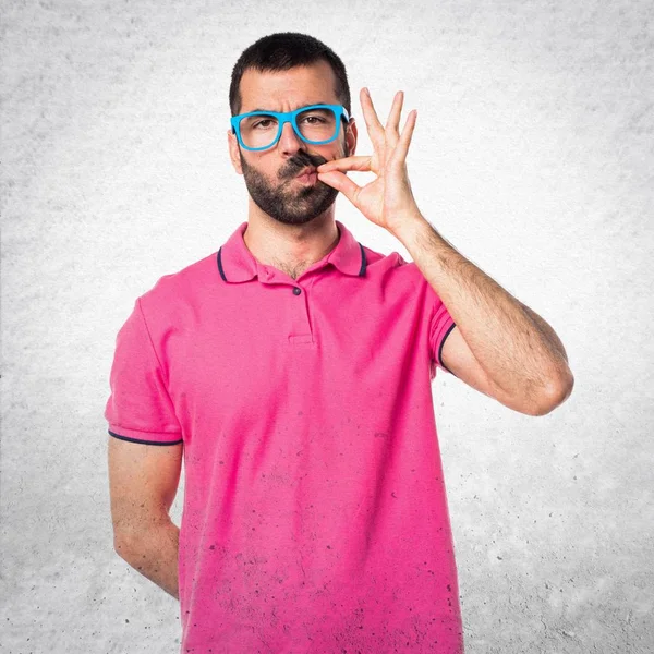 Muž s barevné oblečení tvorby mlčení gesto na Šedá textura — Stock fotografie