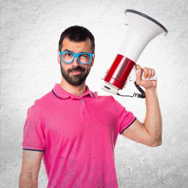 Renkli elbise megafon dokulu Grey tarafından bağıran adamla