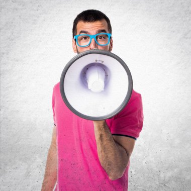 Renkli elbise megafon dokulu Grey tarafından bağıran adamla