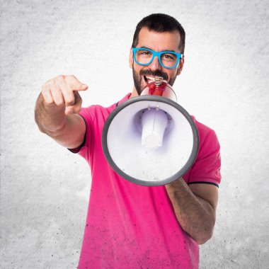 Renkli elbise megafon dokulu Grey tarafından bağıran adamla