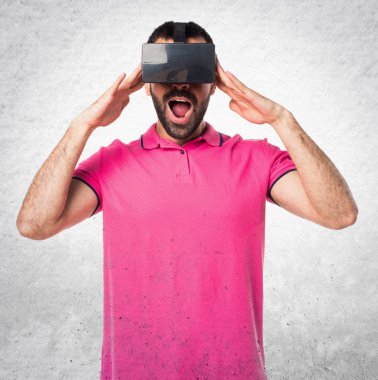 Adam Vr gözlükle geri dokulu gri renkli giysileri ile