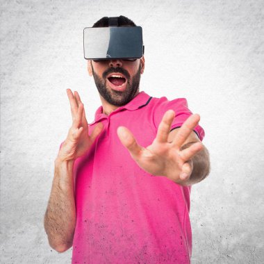 Adam Vr gözlükle geri dokulu gri renkli giysileri ile