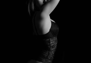 Siyah arka plan üzerinde iç çamaşırı seksi esmer genç kız