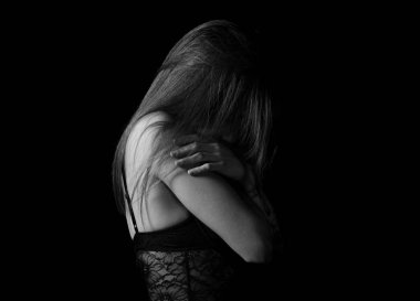 Siyah arka plan üzerinde iç çamaşırı seksi esmer genç kız