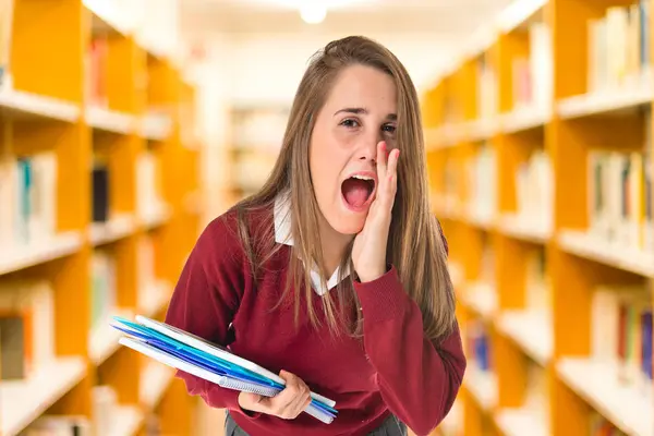 Estudante gritando sobre fundo branco isolado — Fotografia de Stock