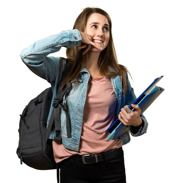 Teenager Schülerin hält Bücher in der Hand und macht Handygeste — Stockfoto