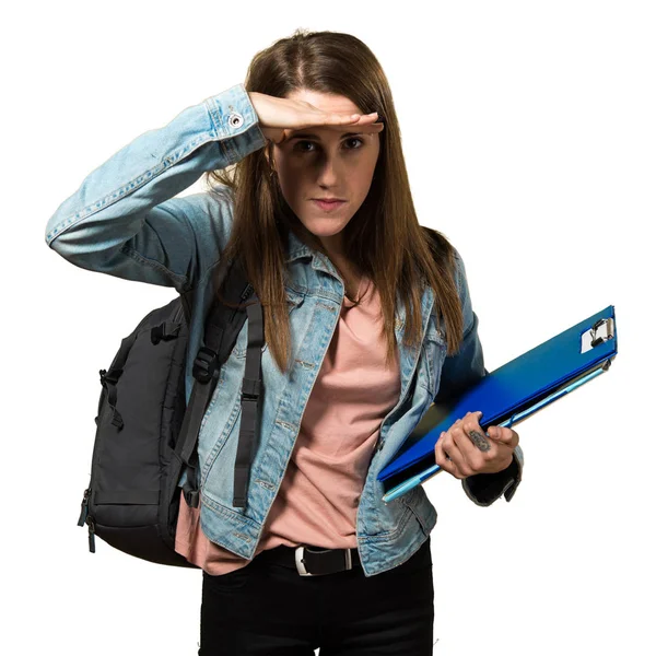 Adolescente estudiante chica sosteniendo libros y mostrando algo —  Fotos de Stock