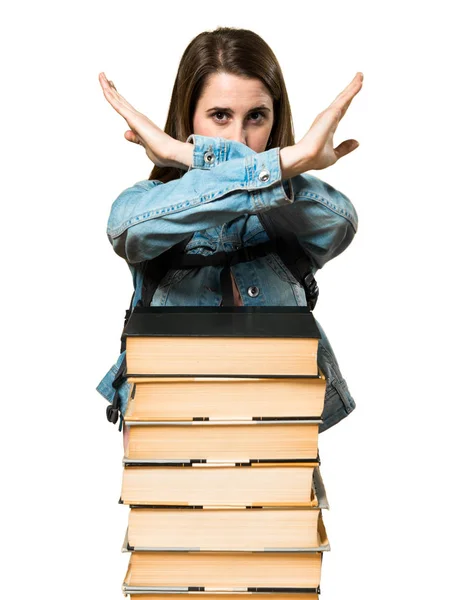 Девочка-подросток с большим количеством книг и без жеста — стоковое фото