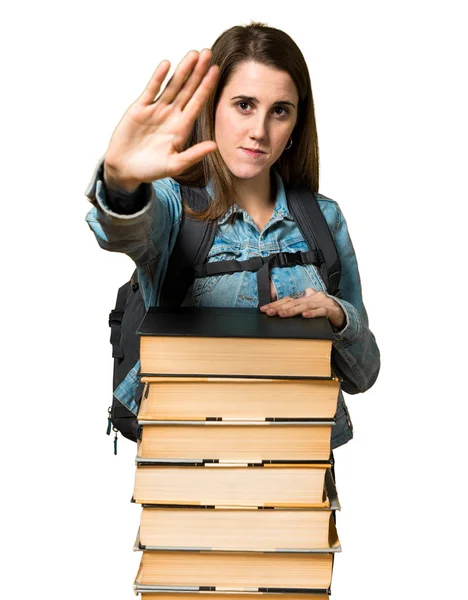 Tiener student meisje met een heleboel boeken en het maken van stopteken — Stockfoto