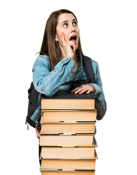Tiener student meisje met een heleboel boeken en denken — Stockfoto