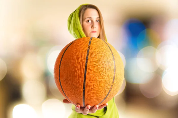 Menina loira jogando basquete sobre fundo branco — Fotografia de Stock