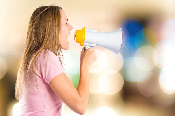 Menina loira gritar com um megafone, sobre fundo brancoszőke lány kiabálás egy megafon, mint fehér háttér — Stock Fotó