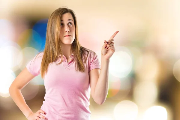 Jeune fille réfléchissant sur fond blanc isolé — Photo