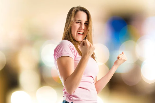 Chica afortunada sobre fondo blanco aislado — Foto de Stock