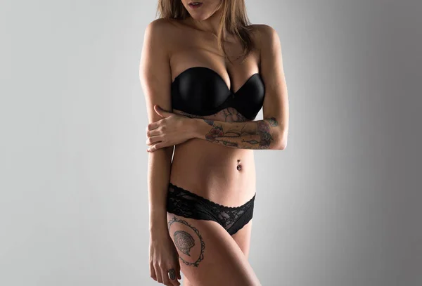 Sexy bruna giovane ragazza in lingerie — Foto Stock
