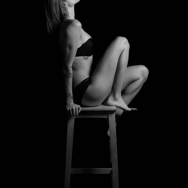 Σέξι μελαχρινή κοπέλα με εσώρουχα σε μαύρο φόντο — Φωτογραφία Αρχείου