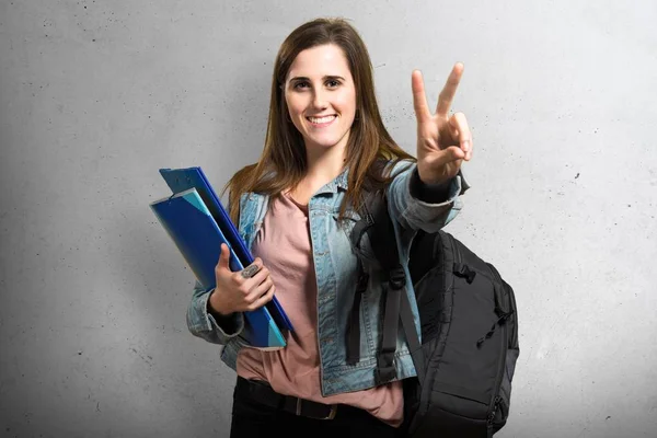 Teenager Schülerin hält Bücher in der Hand und zählt zwei — Stockfoto
