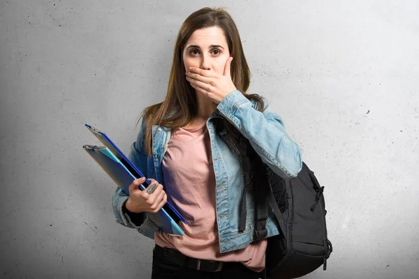 Adolescente estudiante chica sosteniendo libros y cubriendo su boca —  Fotos de Stock