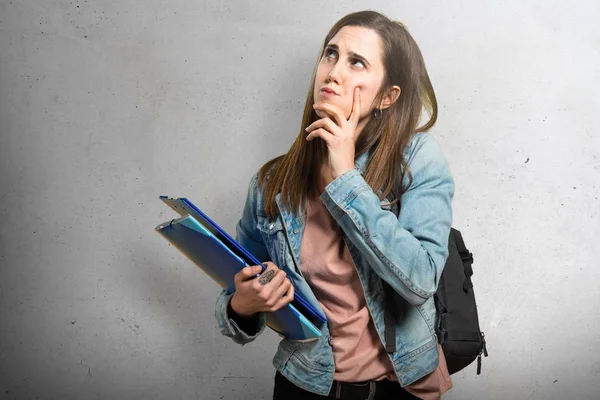 Teen Student Mädchen mit Büchern und Denken — Stockfoto