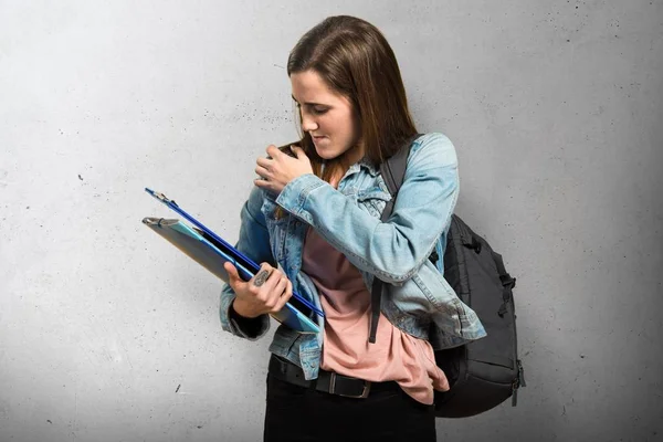 青少年学生女孩拿着书和肩痛 — 图库照片