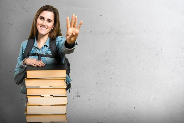 Tonåring student tjej med en massa böcker och räkna fyra — Stockfoto