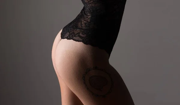 Sexy morena jovem na lingerie — Fotografia de Stock