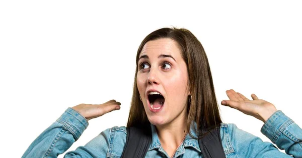 Tiener student meisje met rugzak verrassing gebaar maken — Stockfoto