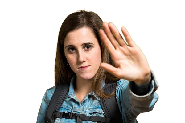 Adolescente menina estudante com mochila e fazendo sinal de parada — Fotografia de Stock