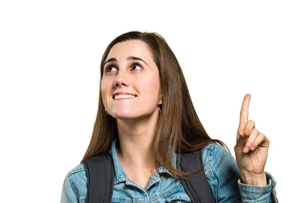 Adolescente menina estudante com mochila e apontando para cima — Fotografia de Stock