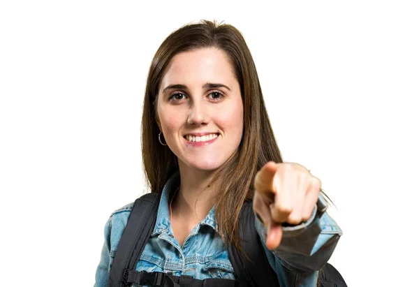 Adolescente menina estudante com uma mochila apontando para a frente — Fotografia de Stock