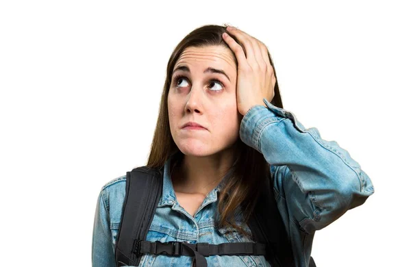 Teen Student Mädchen mit einem Rucksack hat Zweifel — Stockfoto