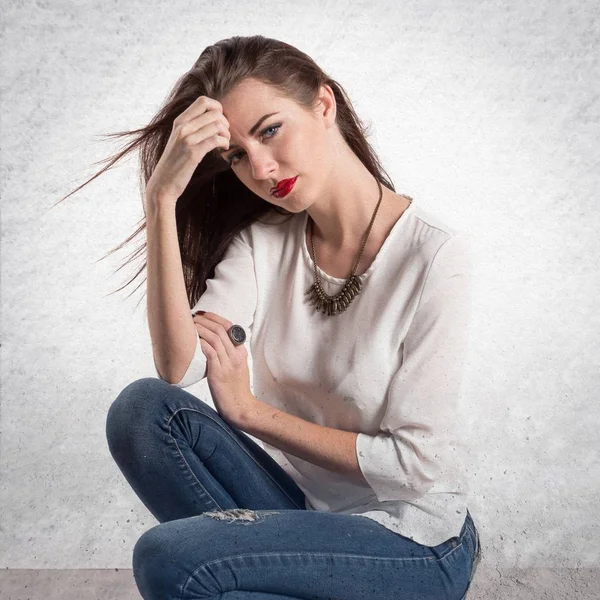 Jovem bonita modelo mulher posando em estúdio em texturizado cinza backg — Fotografia de Stock