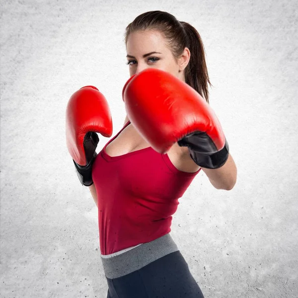 Mulher bonita esporte com luvas de boxe no fundo cinza texturizado — Fotografia de Stock