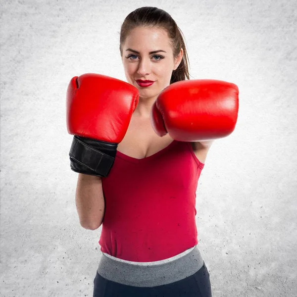 Mulher bonita esporte com luvas de boxe no fundo cinza texturizado — Fotografia de Stock