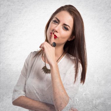 Pretty genç kız sessizlik jest yapma dokulu gri backgr