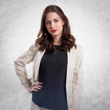 Studio dokulu gri backgr üzerinde poz güzel esmer kız