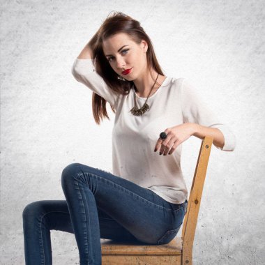 Genç model kadın sandalyede dokulu g Studio'da poz güzel