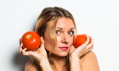 Güzel sarışın kadın holding domates