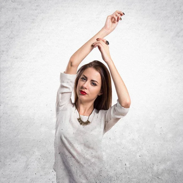 Jovem bonita modelo mulher posando em estúdio em texturizado cinza backg — Fotografia de Stock