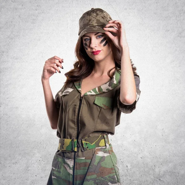 Vacker ung militär flicka på texturerat grå bakgrund — Stockfoto