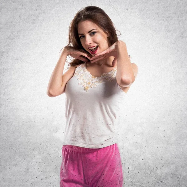 Ładna Brunetka Dziewczyna z piżamy na teksturowanej tło szare — Zdjęcie stockowe