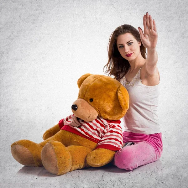 Girl with pajamas making NO gesture on textured grey background — Stock Photo, Image