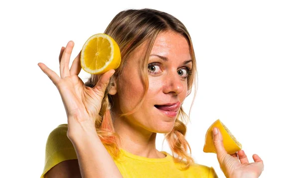 Schöne blonde Frau hält Zitronen — Stockfoto