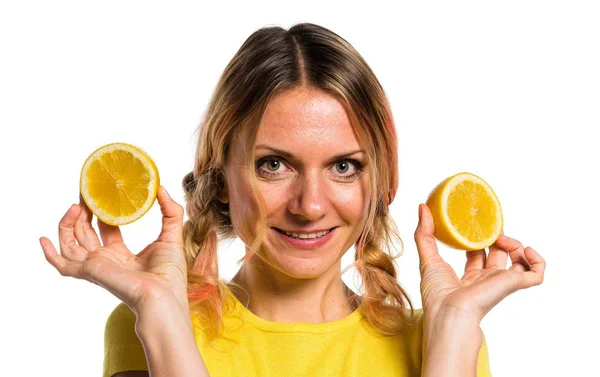 Güzel sarışın kadın holding limon — Stok fotoğraf