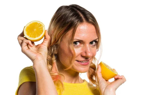 Hermosa mujer rubia sosteniendo limones —  Fotos de Stock