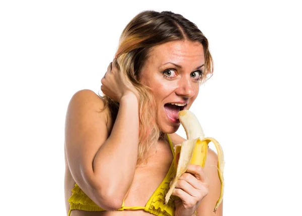 Schöne blonde Frau im Bikini mit Bananen — Stockfoto