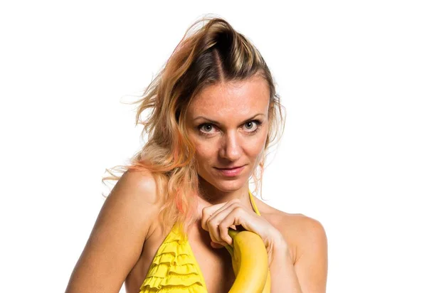 美丽的金发女人，拿着香蕉的比基尼 — 图库照片