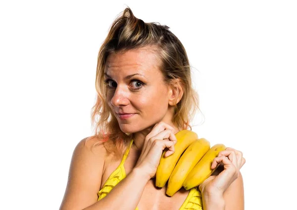 Belle femme blonde en bikini tenant des bananes — Photo