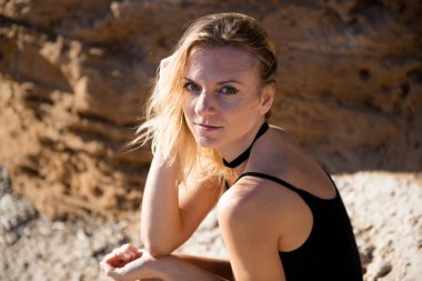 Mayo açık havada güzel kızla