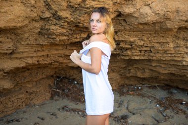 Açık havada beyaz gömlek ile güzel kız